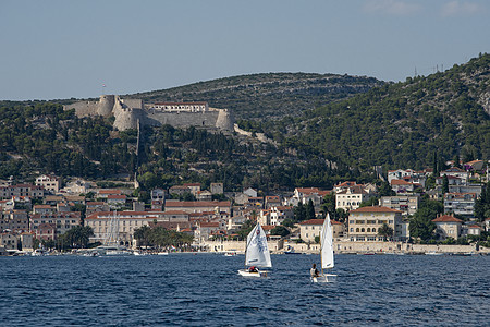 Hvar Old镇港口 码头和西班牙堡垒的景象图片