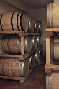 酒桶堆叠 等待葡萄酒成熟酒厂木头地下室葡萄园味道酒窖木桶老化发酵地窖图片