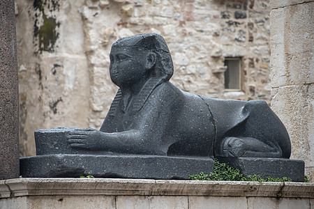 古埃及狮身人面像在主教宫广场i教会城市石头地标花岗岩雕塑身体天空柱柱历史图片