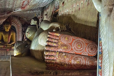 躺在古老山洞中的佛像的仰靠着洞穴地标佛教徒旅行历史性雕塑遗产岩石休息壁画图片
