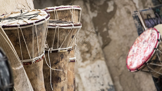 非洲鼓(Djembe)挂在讲习班外 当时是在那里图片