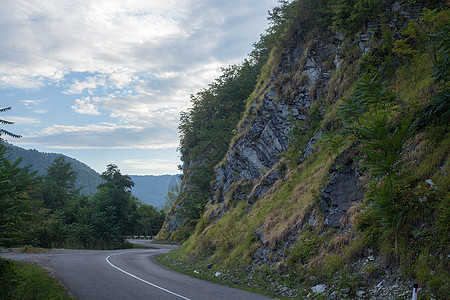 山中的道路岩石天空森林缠绕石头树木蓝色绿色图片