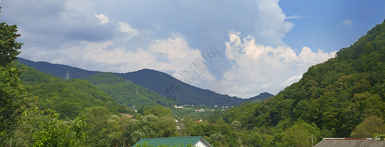 山丘村天空绿色建筑物森林树木房屋山脉图片