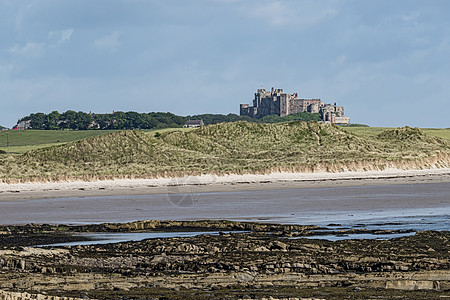 从海岸看的班堡城堡堡垒晴天蓝色地标海滩海岸线海洋遗产历史历史性图片