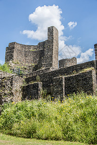 中世纪的温德克Windeck历史天空山顶建筑物防御蓝色石头草地石工城堡图片