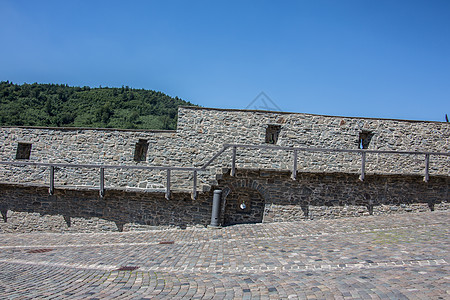 M的阿尔特纳城堡座位蓝色防御庄园石工灰色历史大门石头山刺图片