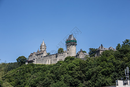 M的阿尔特纳城堡灰色堡垒石工天空历史大门建筑座位蓝色石头图片