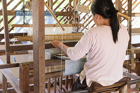 女士们在传统织布机上用丝绸手工编织古代图案织物工具艺术纺织品机器工艺手工业衣服女士纤维图片