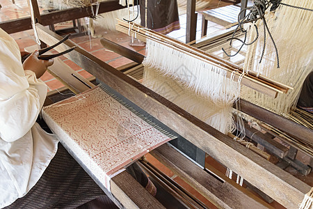女士们在传统织布机上用丝绸手工编织古代图案衣服女士文化生产机器织物手工业纺织品纬线艺术图片