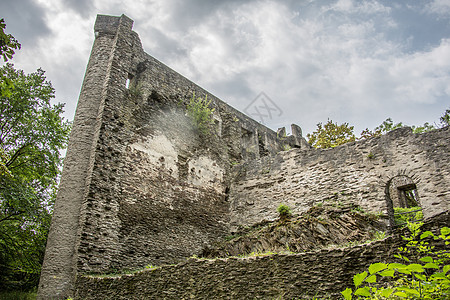 斯波肯堡在西华的艾特尔伯恩城堡工厂蓝色天空石工堡垒棕色城墙防御绿色图片