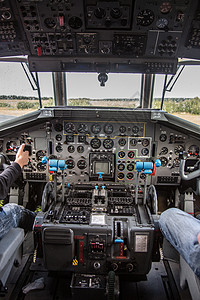 空军军用运输车驾驶舱的驾驶舱讲坛纽扣仪表盘黑色展示飞行外表仪器导航蓝色图片