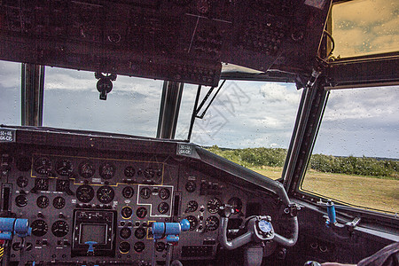 空军军用运输车驾驶舱的驾驶舱杠杆外表讲坛蓝色导航控制黑色仪表盘展示纽扣图片