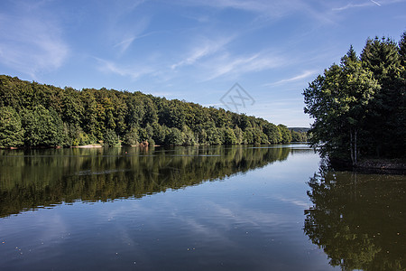 Bergisches 陆地的Lingese大坝饮用水树木绿色森林蓝色棕色反射水库天空湖景图片