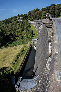 Bergische地区Neye大坝天空蓝色石头绿色技术屏障饮用水反思水库湖景图片