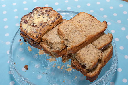 威尔士人 巴拉布里思和香蕉蛋糕水果黄油面包木板斑点葡萄干午餐早餐食物蛋糕图片