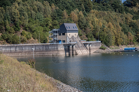 Bergische地区Wupper水坝绿色森林蓝色水库大坝饮用水天空反思湖景水量图片