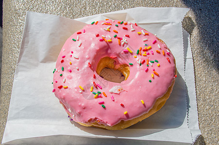 大冰环甜甜圈巧克力红色食物小雨釉面粉色戒指蛋糕棕色冰镇图片