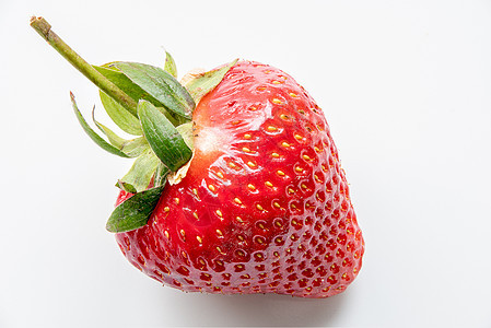 在白色背景上孤立的单草莓白底框架水果红色食物绿色宏观叶子浆果背景图片