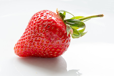 在白色背景上孤立的单草莓白底食物水果叶子红色宏观浆果绿色框架背景图片
