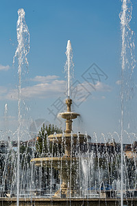喷水器和喷泉公园天空飞溅流动城市淋浴力量运动气泡喷射图片