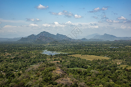 山 湖和丛林的对面 从顶部 如果狮子地标森林天空遗产植物历史全景旅行堡垒公园图片