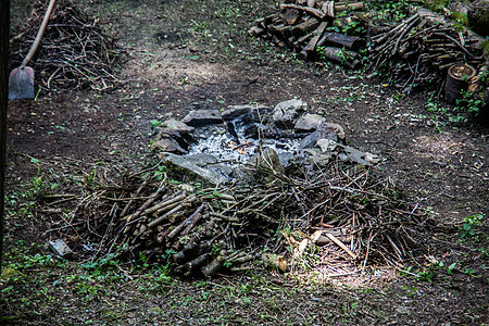 森林中充满燃烧的营火背景图片