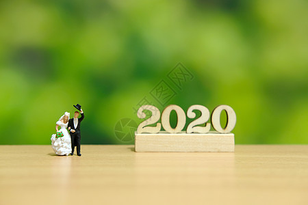 具有2020年木制号码的微型人物 新娘和新郎男生娃娃火花婚礼墙纸庆典问候语女孩礼物幸福图片