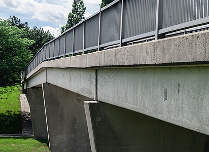 混凝土行人桥人行道障碍跨度石头植物灰色叶子旅行栏杆工程图片