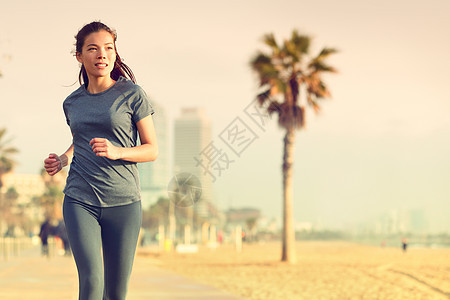 奔跑的女跑步 在海滩上滑板路图片