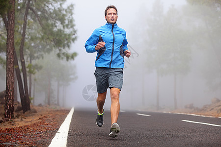 健康跑步人体锻炼越野跑步者身体男性运动活动慢跑者森林成人男人图片