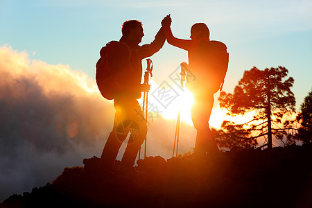 徒步登顶峰最高五强图片