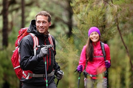 在森林中徒步旅行 男人和女人登山图片
