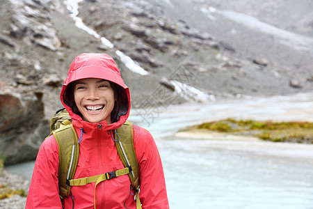 登山妇女徒步与背背包在雨中旅行衣服健康女士帽子手套女孩女孩们硬壳成人女性图片