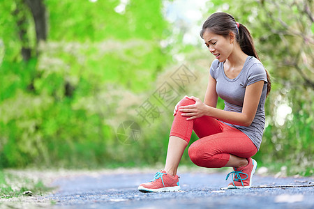 膝关节损伤  女性运动跑步膝关节损伤赛跑者慢跑者森林慢跑锻炼成人症状肌肉女孩肌腱图片