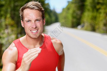 运行耐力训练慢跑的男子图片