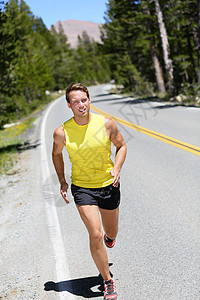 运动运动员在自然道路上慢跑图片