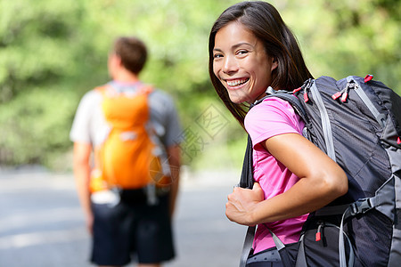 徒步旅行者     在约塞米特快乐的年轻登山女孩图片