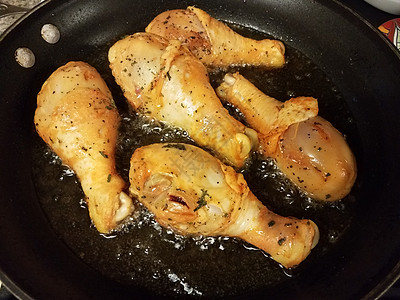 用火油煮鸡鸡鸡腿 用椰子中的热油做饭油炸烹饪火炉食物润滑脂家禽午餐平底锅煎锅图片