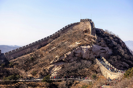 参观北京附近中国长城的观光客旅行建筑学历史性世界场景爬坡全景王朝旅游建筑图片