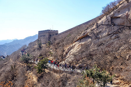 参观北京附近中国长城的观光客历史性王朝文化游客天空场景历史遗产全景旅行图片