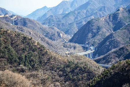 北京附近山区中国长城附近山区之间的高速公路图片