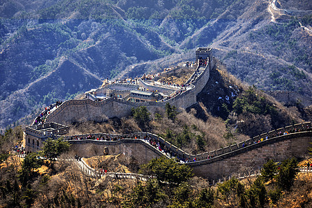 参观北京附近中国长城的观光客王朝旅游历史性边界建筑旅行森林游客建筑学场景图片