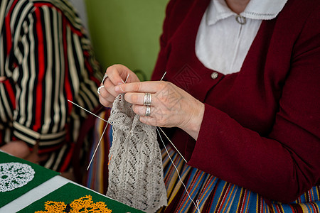 贴近一个老年妇女的手 编织成人女士退休羊毛毛衣针线活手指祖母纺织品闲暇图片