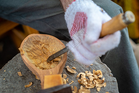 手工艺人展示了木勺手工制作的过程 掌制木勺精神框架建造雕刻师工匠工作男人市场木匠演示图片