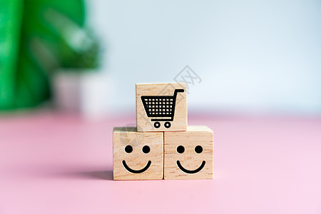 木立方体上的笑脸和购物车图标 购物满意度概念时乐观的人或人的内心感受和服务评级评分审查战略情感童年立方体用户顾客喜悦质量图片