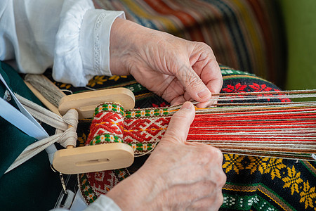 在织布机工作的妇女 波罗的海民族传统工艺图片