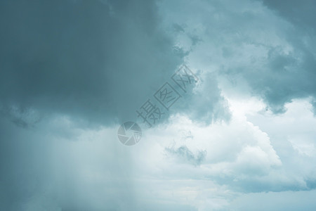 在大雨天 黑暗巨大的乌云 天黑的暴风云在闪烁气候环境阳光天堂气氛多云风暴白色蓝色雷雨图片