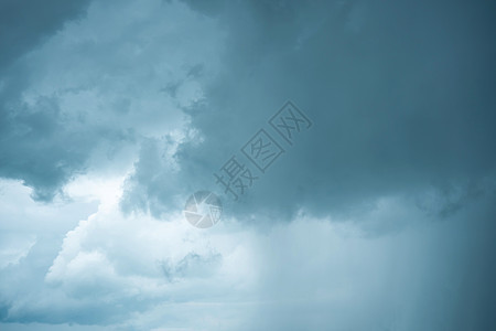 在大雨天 黑暗巨大的乌云 天黑的暴风云在闪烁云景蓝色白色风暴天空天堂天气多云气候环境图片