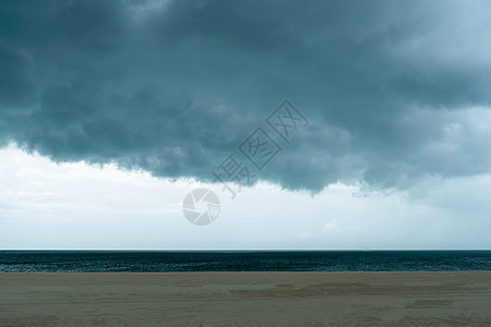 在大雨天和沙滩上 黑暗巨大的乌云 天黑的暴风云图片
