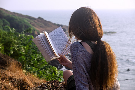 一个亚洲女人 一本有海观的书棕色地方女性摄影头发长发成人日记小说书服装图片